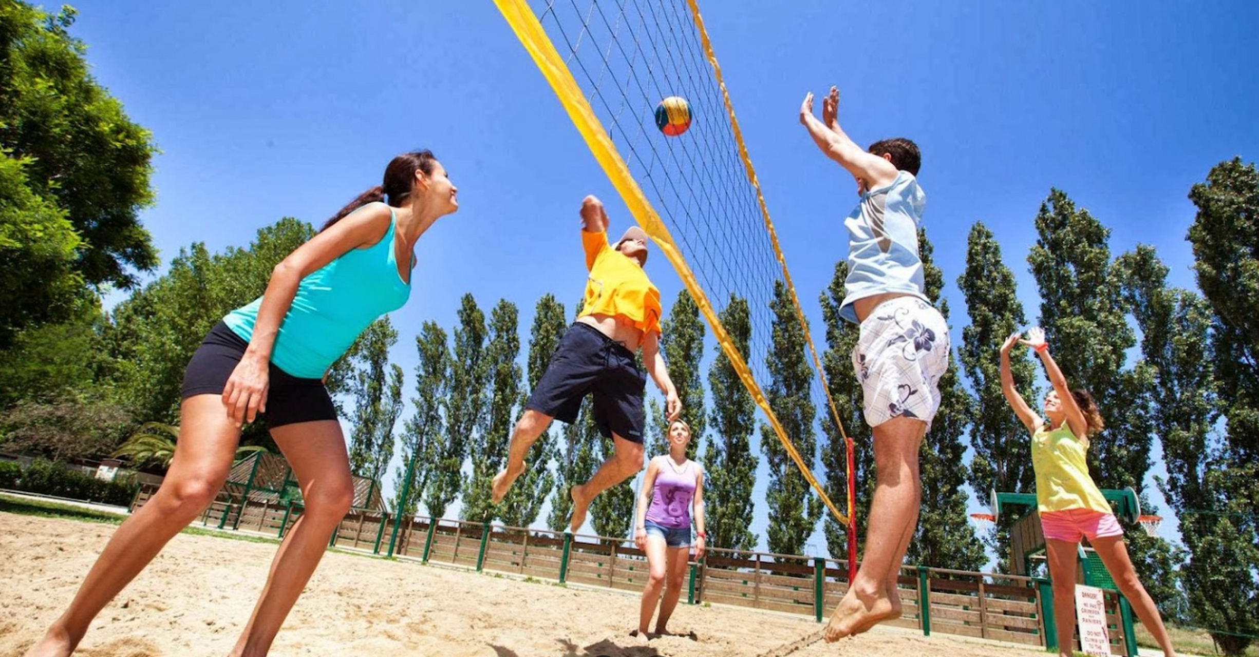 乐鱼体育-沙滩足球赛，热情洋溢的滨海对决